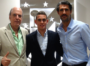 Santos Borré posa con el presidente del Deportivo Cali y Caminero